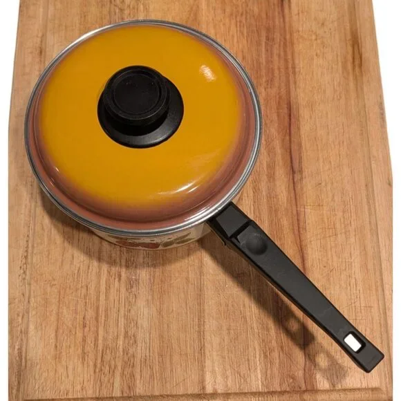 Vintage Strawberry Fields 2 Quart Enamel Cooking Pot with lid - Picture 6 of 16